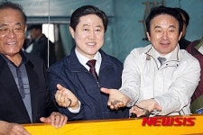 해마음 어업회사법인(주)본점 | '해마' 들어 보이는 유기준 해수부 장관
