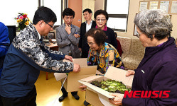 상추 전달하는 노원구청장