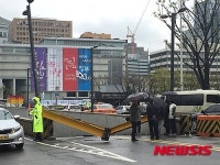 내비만 믿고 가다… 통행제한구조물에 걸린 관광버스