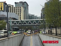 내비만 믿고 가다… 통행제한구조물에 걸린 관광버스