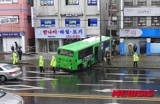 홍제동 서울여자간호대 인근서 버스-승용차 3중 충돌…6명 부상
