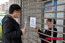 민원봉사실 정문 이용 안내하는 익산시청 공무원