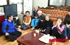 지역 아파트 경로당 찾은 김성환 노원구청장
