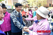 어르신들과 인사하는 김성환 구청장