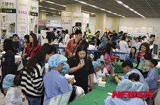 의사직업체험박람회장 북적