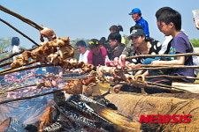 연천구석기 축제에 고기굽는 체험객들