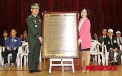 6·25 참전용사 명패 모교 증정식