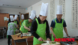 마포구, 상암동 주민센터서 어르신 웰빙 요리교실 운영