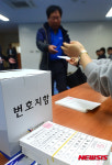기표용지 받는 유권자