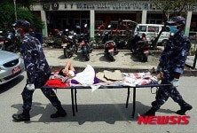 네팔 지진 닷새째, 병원으로 이송중