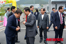 기업체 대표와 이야기 나누는 박일호 밀양시장