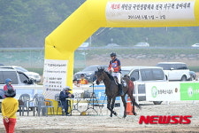 부안 새만금 전국 지구력승마대회, 출발하는 말과 기수