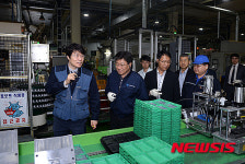 뿌리산업 스마트공장 시설 둘러보는 윤상직