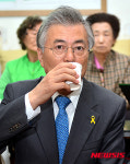 물 마시는 문재인