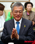 박수치는 문재인 대표