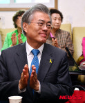 박수치는 문재인 대표
