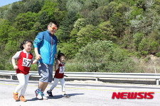 아빠 손을 꼭 잡고
