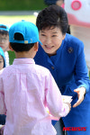 앨범 선물 받은 박 대통령