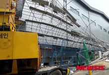 위태롭게 서있는 공사장 임시가설물