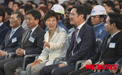 대화하는 박 대통령