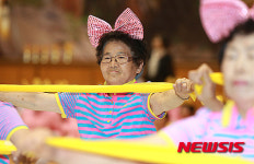 율동 선보이는 어르신