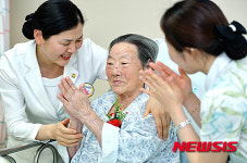 어버이날, 어르신과 함께하는 백의의 천사들