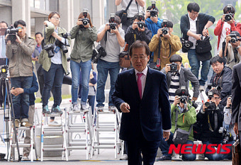 홍준표 경남도지사 검찰 출석