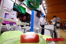 치과 기자재 살펴보는 관람객들