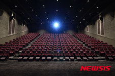 상영준비하는 제2롯데월드 시네마