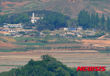 북한 개풍군 마을 달리는 신식 버스