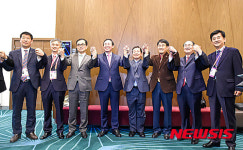 환호하는 한국 무주 태권도 선수권대회 유치단