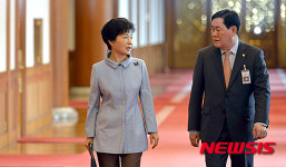 국무회의 참석하는 박 대통령
