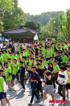 힘차게 출발하는 성균관대생들
