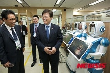 최양희 장관, 퓨처로봇 방문