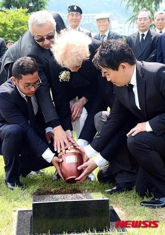6·25전쟁 참전용사 유엔기념공원 첫 안장