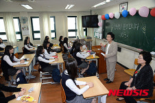 오늘 우리 담임은 北에서 온 선생님