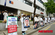 소복 차림으로 상경 투쟁하는 EG테크 노동자들