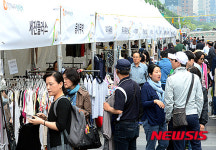 시민들로 북적이는 함께누리 청계장터