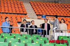 시설 설명하는 한국체육산업개발 직원들