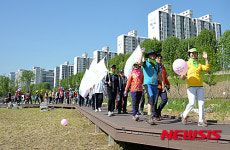 주민들과 안양천변 걷는 김수영 양천구청장