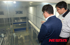 윤상직 장관, 고기능성 필름 생산하는 SKC(주) 수원공장 현장방문