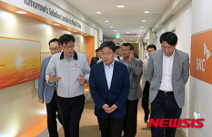 윤상직 장관, 고기능성 필름 생산하는 SKC(주) 수원공장 현장방문