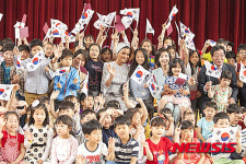 남성초등학교 방문한 셰이카 모자 이사장