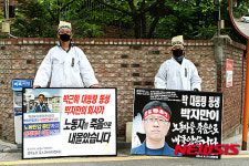 청담동 한 아파트 앞에서 침묵시위 하는 노조원