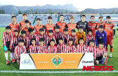 묵호중학교 축구부와 기념촬영하는 강원FC