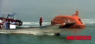 구명단정 구조하는 민간어선