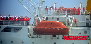 구조요청 하는 선원들