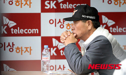 생각에 잠긴 김성근 감독