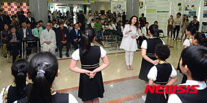 어린이들의 합창 지켜보는 어린이들