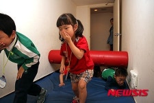 코와 입을 막고